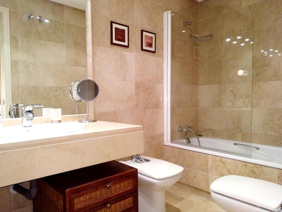 With 2 Bedrooms In With Shared Pool Furnished Terrace And Wifi 300 M From The Beach Apartamento Marbella