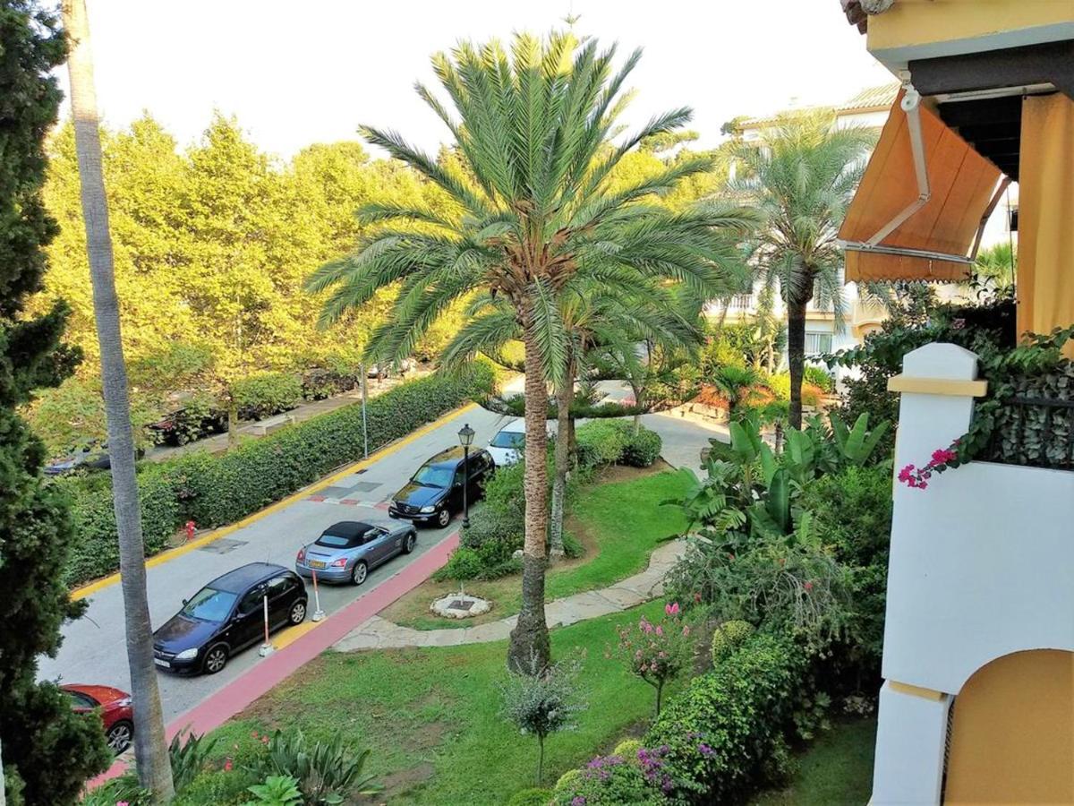 With 2 Bedrooms In With Shared Pool Furnished Terrace And Wifi 300 M From The Beach Apartamento Marbella